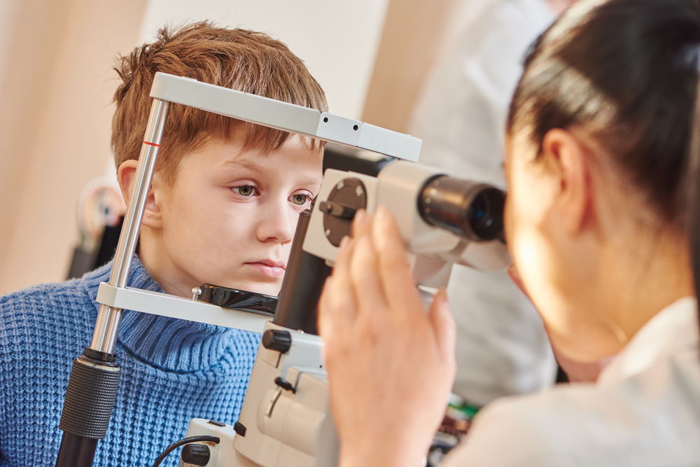 Examen de oftalmoscopía en niños que saben hablar