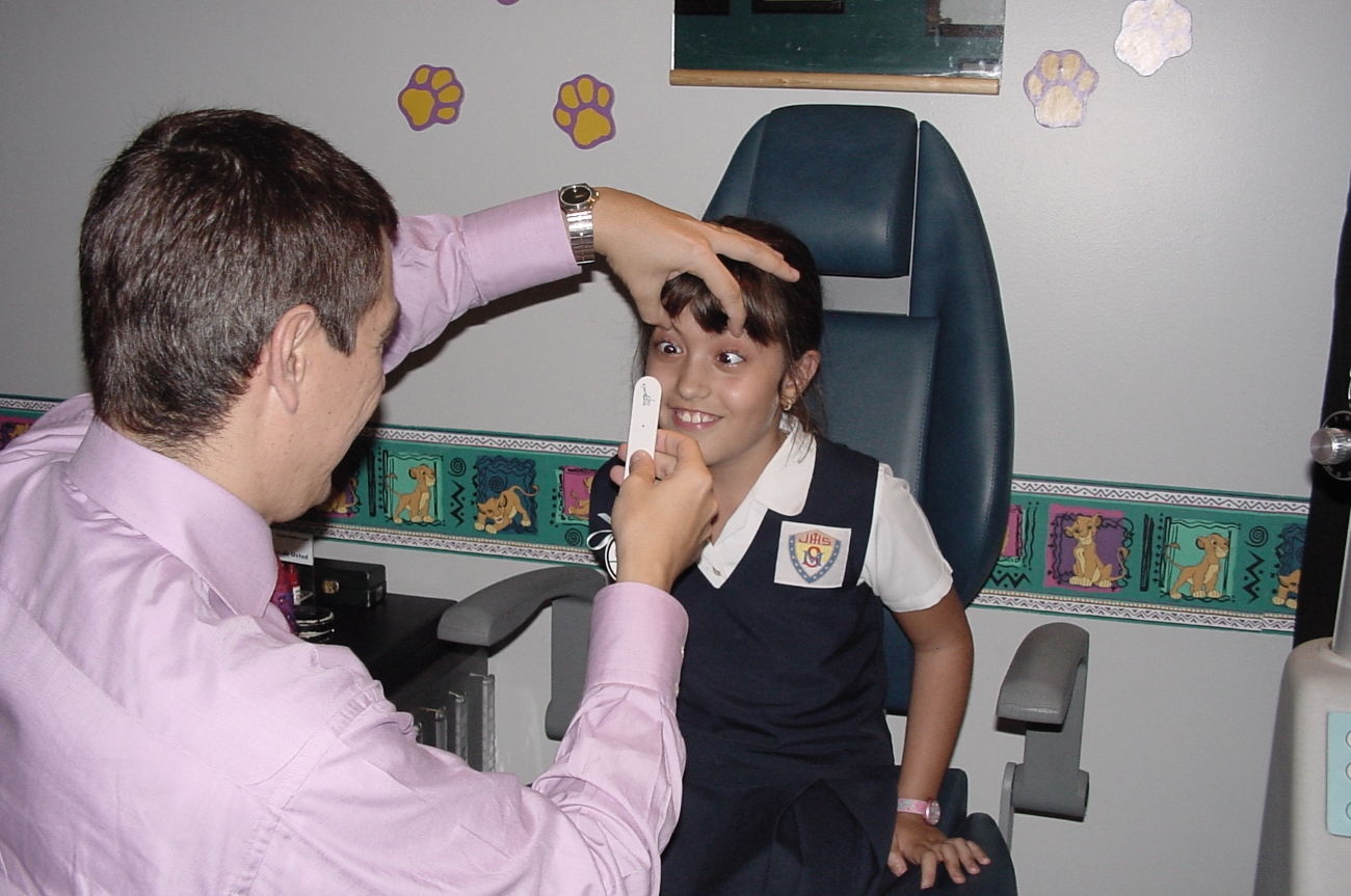 Prueba oftalmológica de convergencia en niños verbales - Motilidad Ocular - Dr. Alvaro Sanabria - Oftalmología pediátrica en Venezuela|