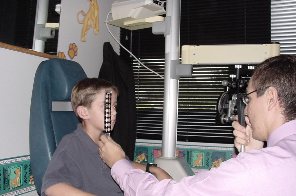 Test oftalmológico de Esquiascopía en niños verbales (que saben hablar) - Dr. Alvaro Sanabria - Oftalmología pediátrica
