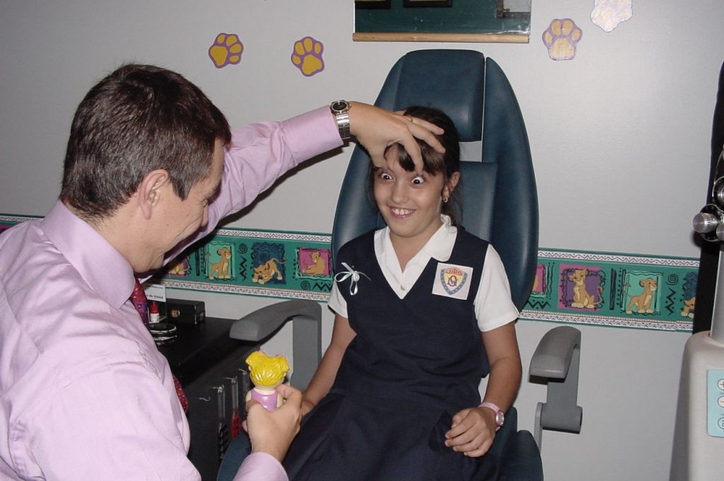 Prueba oftalmológica de convergencia Motilidad Ocular en niños verbales - Dr. Alvaro Sanabria - Oftalmología pediátrica en Venezuela