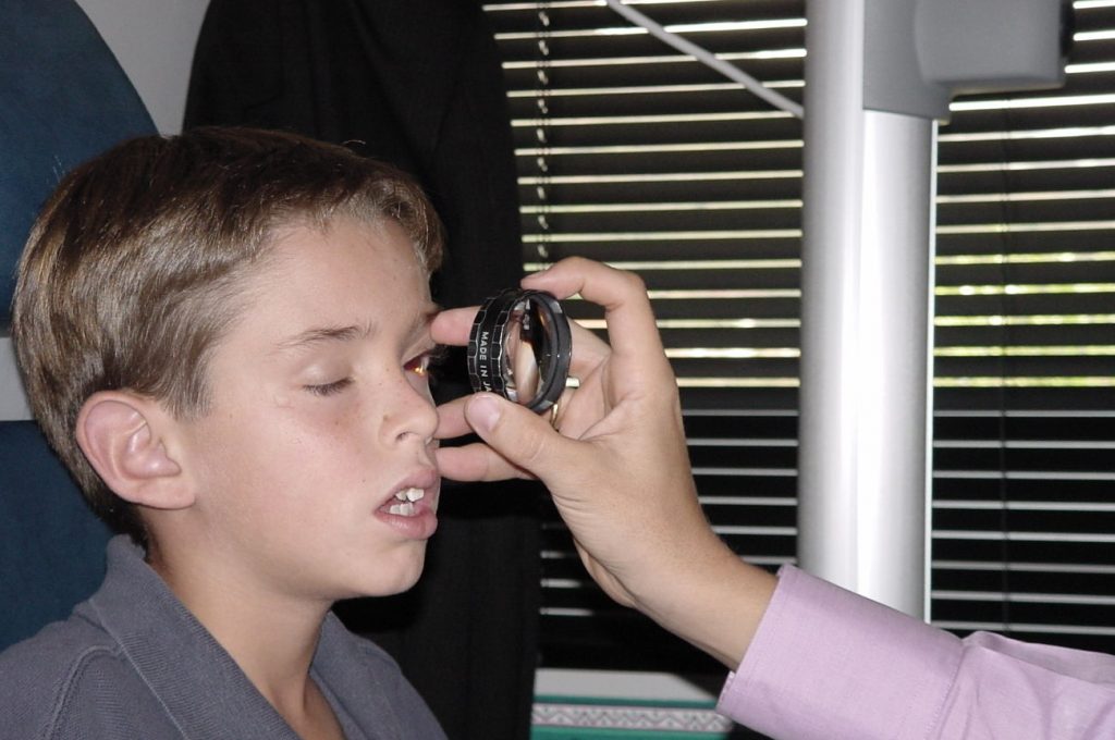 Oftalmoscopia en niños verbales (que saben hablar) - Examen de fondo de ojo - Oftalmología pediátrica - Dr. Alvaro Sanabria