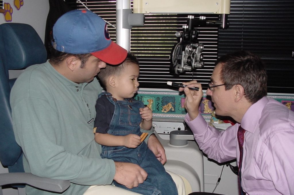 Examen en niños preverabales - Dilatación pupilar - Oftalmología pediátrica - Dr. Alvaro Sanabria