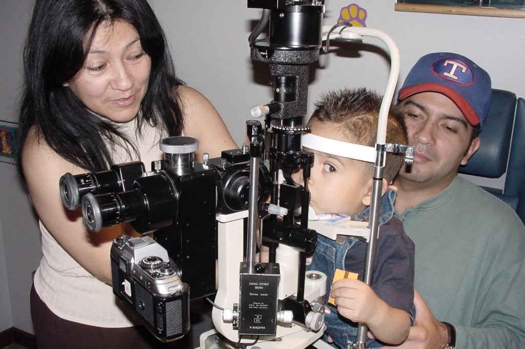Examen biomicroscópico (Biomicroscopía, lámpara de hendidura) niño preverbal - Oftalmología pediátrica - Dr. Alvaro Sanabria